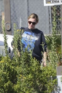 lili-reinhart-on-the-set-of-hal-and-harper-in-los-angeles-09-18-2023-2.jpg