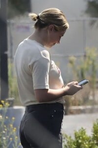 lili-reinhart-on-the-set-of-hal-and-harper-in-los-angeles-09-18-2023-4.jpg