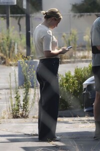 lili-reinhart-on-the-set-of-hal-and-harper-in-los-angeles-09-18-2023-5.jpg