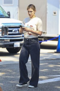 lili-reinhart-on-the-set-of-hal-and-harper-in-los-angeles-09-18-2023-6.jpg