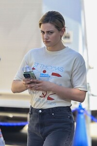lili-reinhart-on-the-set-of-hal-and-harper-in-los-angeles-09-18-2023-8.jpg