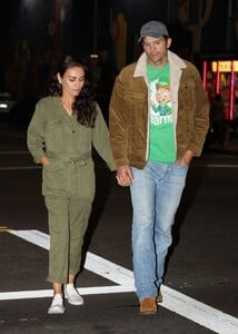 mila-kunis-and-ashton-kutcher-on-a-date-night-at-largo-in-los-angeles-09-27-2023-6.jpg