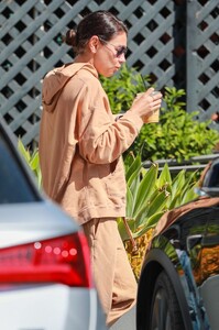 mila-kunis-and-ashton-kutcher-out-for-breakfast-in-los-angeles-09-07-2023-5.jpg