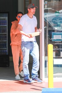 mila-kunis-and-ashton-kutcher-out-for-breakfast-in-los-angeles-09-07-2023-6.jpg