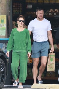 minka-kelly-and-dan-reynolds-out-shopping-at-lassens-natural-foods-in-los-feliz-09-27-2023-2.jpg