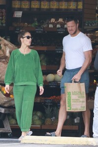 minka-kelly-and-dan-reynolds-out-shopping-at-lassens-natural-foods-in-los-feliz-09-27-2023-4.jpg