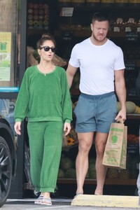 minka-kelly-and-dan-reynolds-out-shopping-at-lassens-natural-foods-in-los-feliz-09-27-2023-5.jpg