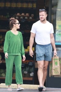 minka-kelly-and-dan-reynolds-out-shopping-at-lassens-natural-foods-in-los-feliz-09-27-2023-6.jpg