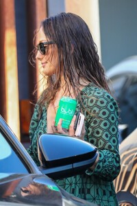 minka-kelly-leaves-a-hair-salon-in-los-angeles-09-14-2023-1.jpg