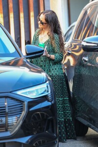 minka-kelly-leaves-a-hair-salon-in-los-angeles-09-14-2023-5.jpg