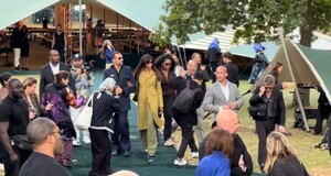 naomi-campbell-leaves-burberry-fashion-show-in-london-09-18-2023-2.jpg