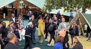 naomi-campbell-leaves-burberry-fashion-show-in-london-09-18-2023-5.jpg