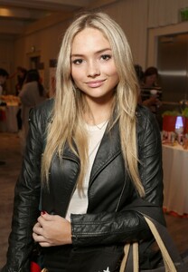 natalie-alyn-lind-at-mtv-movie-awards-gifting-suite-in-los-angeles-04-09-2016_1.thumb.jpg.3bcef772de9385888fa4e4908865971e.jpg