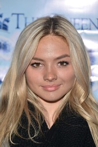 natalie-alyn-lind-at-queen-mary-s-chill-freezes-over-socal-in-long-beach-11-20-2015_3.thumb.jpg.c4423c87e361fa6fea38514760803eb1.jpg