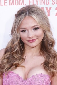 natalie-alyn-lind-blended-premiere-in-hollywood_2.thumb.jpg.1ca20cf17b185b688efee4325700359a.jpg