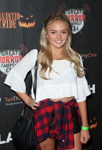 natalie-alyn-lind-griffith-park-haunted-hayride-opening-night-october-2015_1.thumb.jpg.567a57c2edc53003a69aea40a41de775.jpg