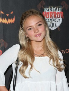 natalie-alyn-lind-griffith-park-haunted-hayride-opening-night-october-2015_4.thumb.jpg.2d53fe77e01a2de7673e968bae5db1e4.jpg