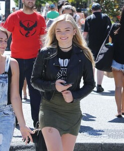 natalie-alyn-lind-out-in-vancouver-08-17-2016_12.thumb.jpg.005e12091d1b458f3be88b644a61728f.jpg