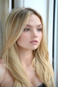 natalie-alyn-lind-photoshoot-in-new-york-city-october-2015_8.thumb.jpg.08d66d1597dda3968318f69c0f9a9f21.jpg