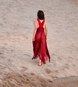 natalie-portman-shooting-dior-commercial-at-beach-in-spain-09-13-2023-0.jpg