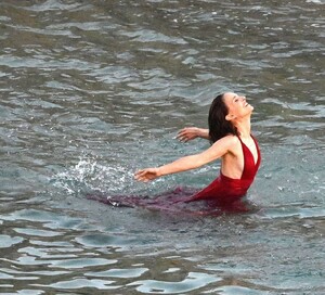 natalie-portman-shooting-dior-commercial-at-beach-in-spain-09-13-2023-2.jpg