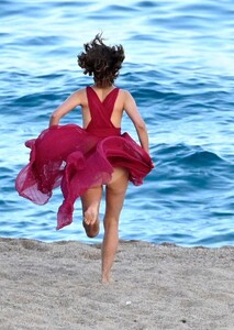 natalie-portman-shooting-dior-commercial-at-beach-in-spain-09-13-2023-3.jpg