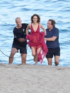 natalie-portman-shooting-dior-commercial-at-beach-in-spain-09-13-2023-4.jpg