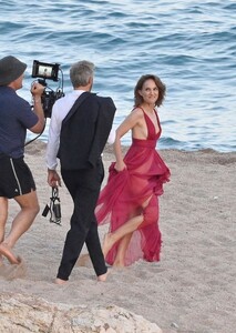 natalie-portman-shooting-dior-commercial-at-beach-in-spain-09-13-2023-5.jpg