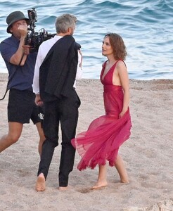 natalie-portman-shooting-dior-commercial-at-beach-in-spain-09-13-2023-6.jpg