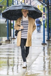 nicky-hilton-out-for-ice-cream-on-a-rainy-day-in-new-york-09-26-2023-1.jpg