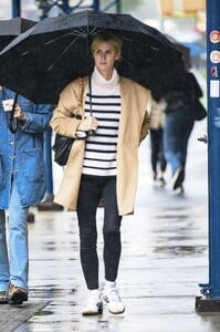 nicky-hilton-out-for-ice-cream-on-a-rainy-day-in-new-york-09-26-2023-2.jpg