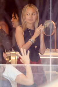 nicole-richie-shopping-for-new-jewelry-at-maria-tash-in-los-angeles-09-26-2023-3.jpg