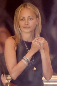 nicole-richie-shopping-for-new-jewelry-at-maria-tash-in-los-angeles-09-26-2023-4.jpg