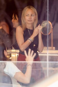 nicole-richie-shopping-for-new-jewelry-at-maria-tash-in-los-angeles-09-26-2023-5.jpg
