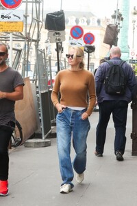 pamela-anderson-out-and-about-in-paris-09-28-2023-1.jpg