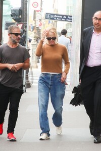 pamela-anderson-out-and-about-in-paris-09-28-2023-2.jpg