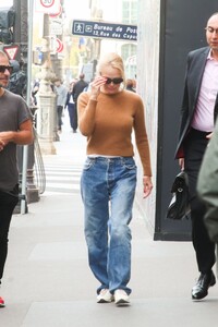pamela-anderson-out-and-about-in-paris-09-28-2023-3.jpg