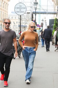 pamela-anderson-out-and-about-in-paris-09-28-2023-4.jpg