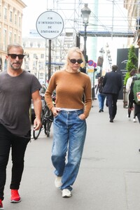 pamela-anderson-out-and-about-in-paris-09-28-2023-5.jpg