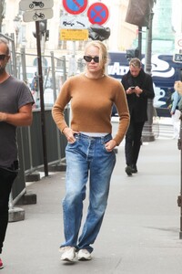 pamela-anderson-out-and-about-in-paris-09-28-2023-6.jpg