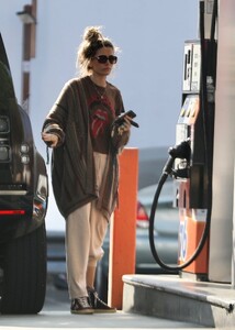 paris-jackson-at-a-gas-station-in-west-hollywood-09-20-2023-1.jpg