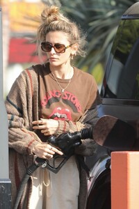 paris-jackson-at-a-gas-station-in-west-hollywood-09-20-2023-2.jpg