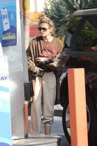 paris-jackson-at-a-gas-station-in-west-hollywood-09-20-2023-3.jpg