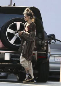paris-jackson-at-a-gas-station-in-west-hollywood-09-20-2023-6.jpg