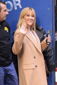 reese-witherspoon-leaves-good-morning-america-in-new-york-09-28-2023-2.jpg