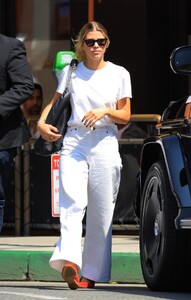 sofia-richie-out-for-lunch-in-beverly-hills-09-18-2023-2.jpg