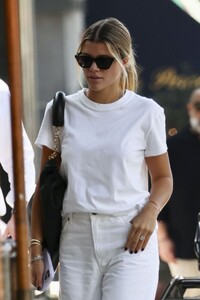 sofia-richie-out-for-lunch-in-beverly-hills-09-18-2023-3.jpg
