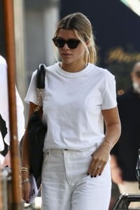 sofia-richie-out-for-lunch-in-beverly-hills-09-18-2023-3.jpg