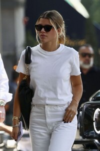 sofia-richie-out-for-lunch-in-beverly-hills-09-18-2023-6.jpg