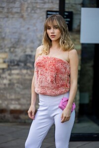 suki-waterhouse-at-jw-anderson-show-at-london-fashion-week-09-16-2023-0.jpg